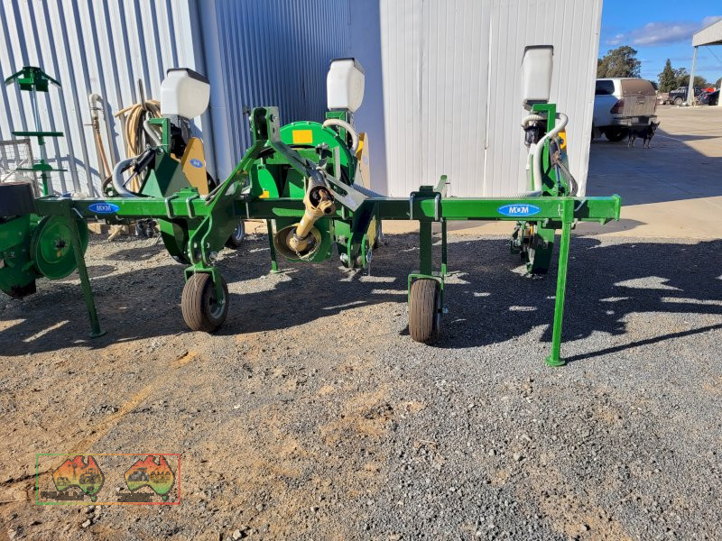 2023 MOM 3000, 3 Row Precision Airseeder (AS-New) - photo 8