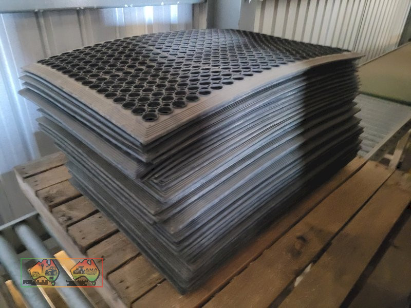 26x New Rubber Floor Mats (600 x 900) - photo 2