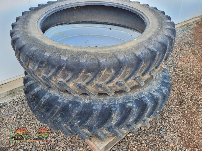 2x Row-crop Tractor Tyres & Rims - photo 2