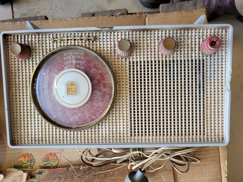 Collectors Phillips Radio (Good working cond.) - photo 2