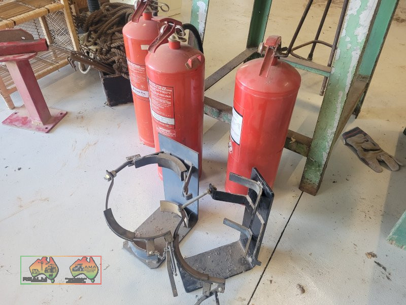 3x Fire Extinguishers - photo 2