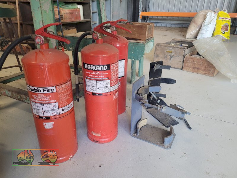 3x Fire Extinguishers - photo 3