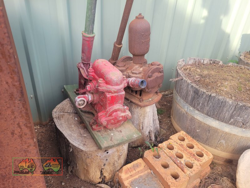 TH Hicks Antique Hand Water Pump (Not Seized) - Red one not incl. - photo 5