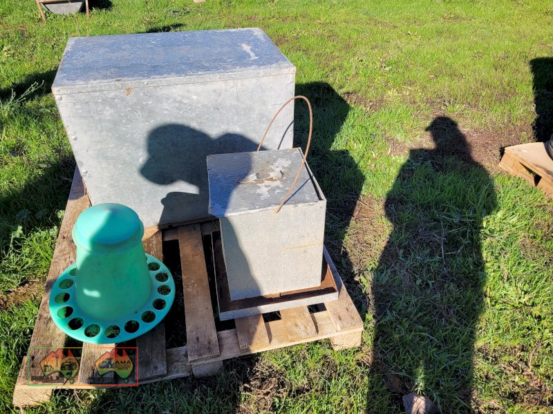 Chook Pen & Feeders