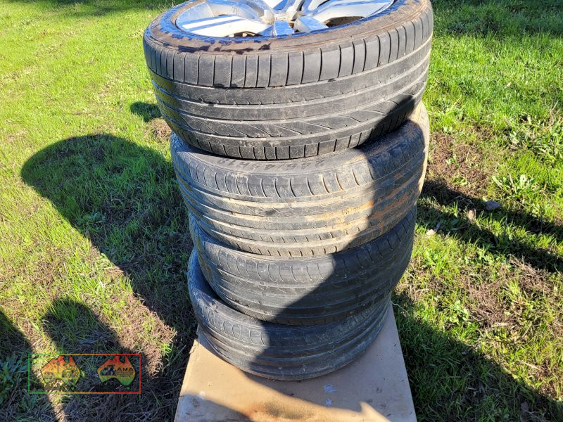 VE Commodore Mag Rims & Tyres x4 - photo 2