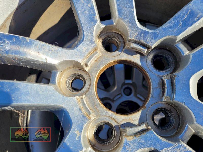 VE Commodore Mag Rims & Tyres x4 - photo 3