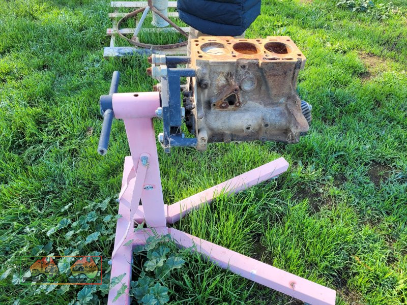 Engine Stand with 3cyl Engine