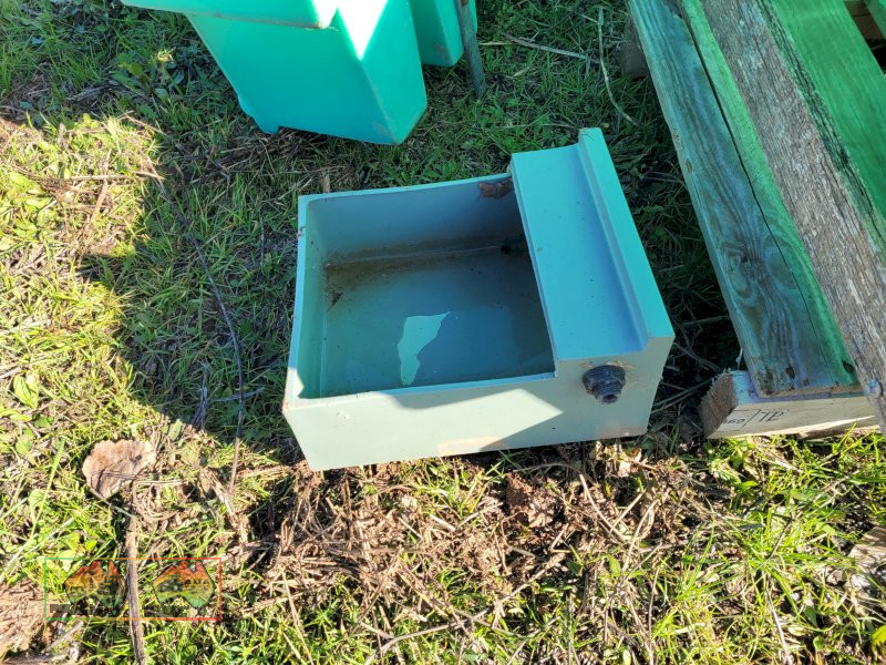 2x Calf Milk Feeders & Water Trough - photo 3