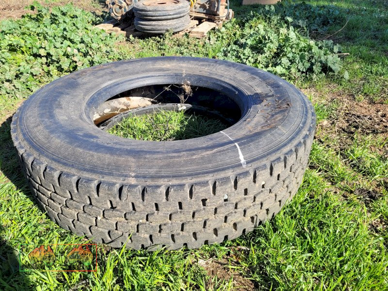 Michelin 11R22.5 Re-cap Truck Tyre - photo 1
