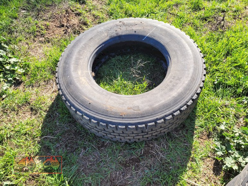 Michelin 11R22.5 Re-cap Truck Tyre - photo 2