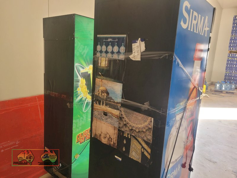 2x Commercial Drinks Display Fridges - photo 3