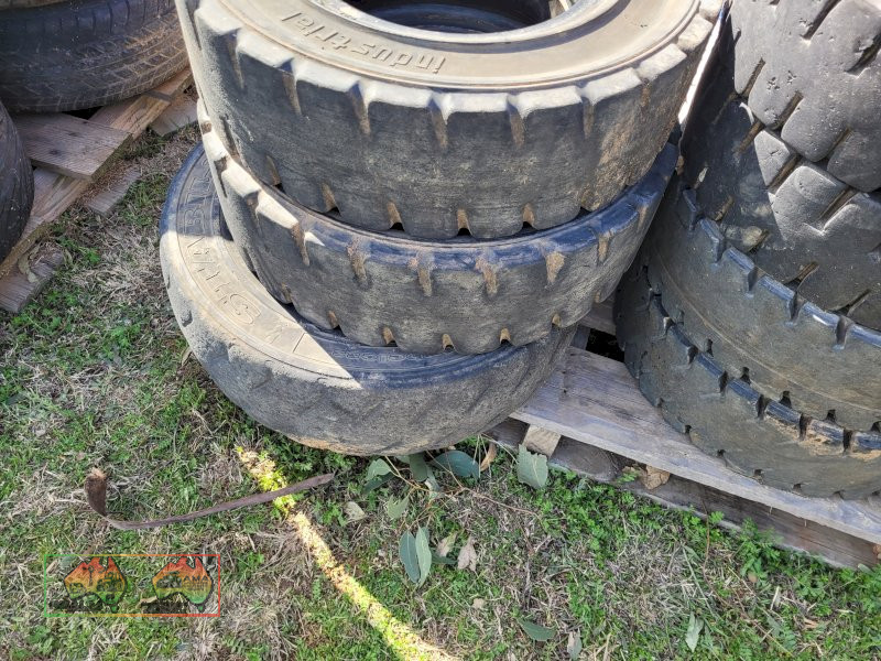 2x 12" Solid Forklift Tyres (Kyabram Vic.) - photo 3