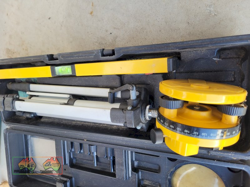 Builder's Laser Tripod & Spirit Level (Kyabram Vic.) - photo 3