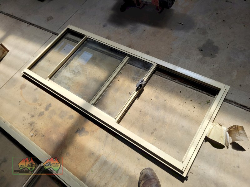 New Cream Alloy Tinted Window Set "A" (Kyabram Vic.) - photo 4