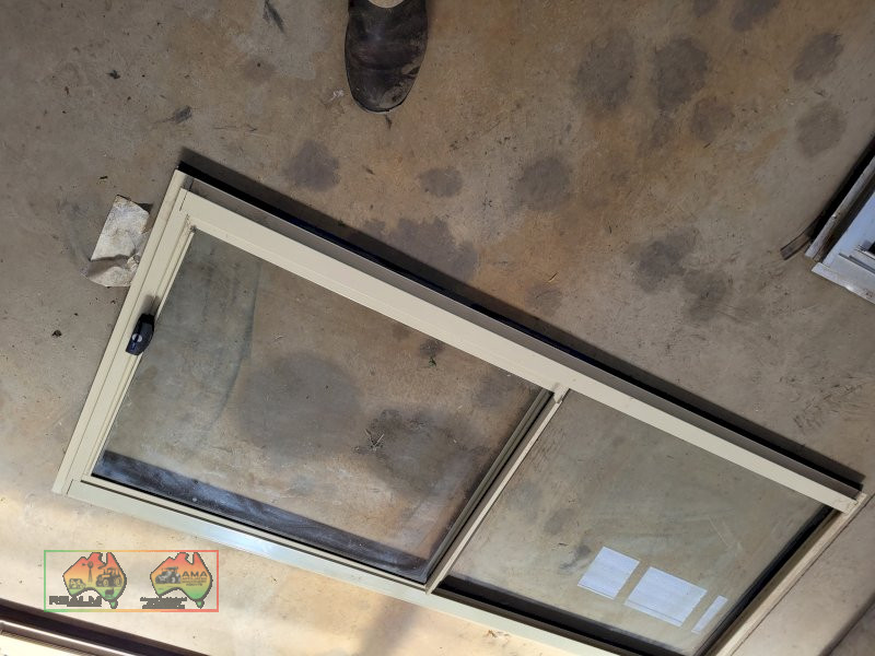 New Cream Alloy Tinted Window Set "B" (Kyabram Vic.) - photo 3