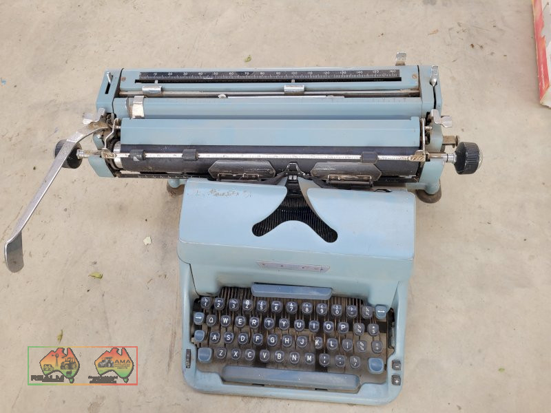 Antique Typewriter (Kyabram Vic.) - photo 2