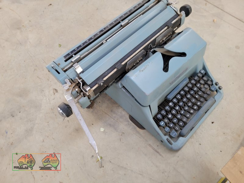 Antique Typewriter (Kyabram Vic.) - photo 1