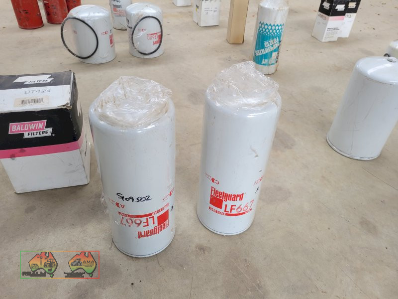 2x FleetGuard Oil Filter LF667 - photo 1