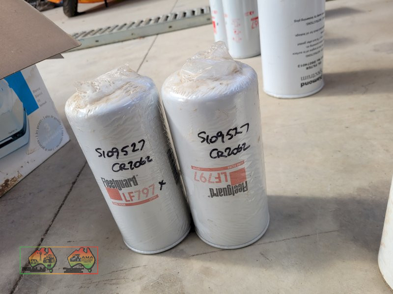 2x Fleetguard Oil Filters - LF797 - photo 2