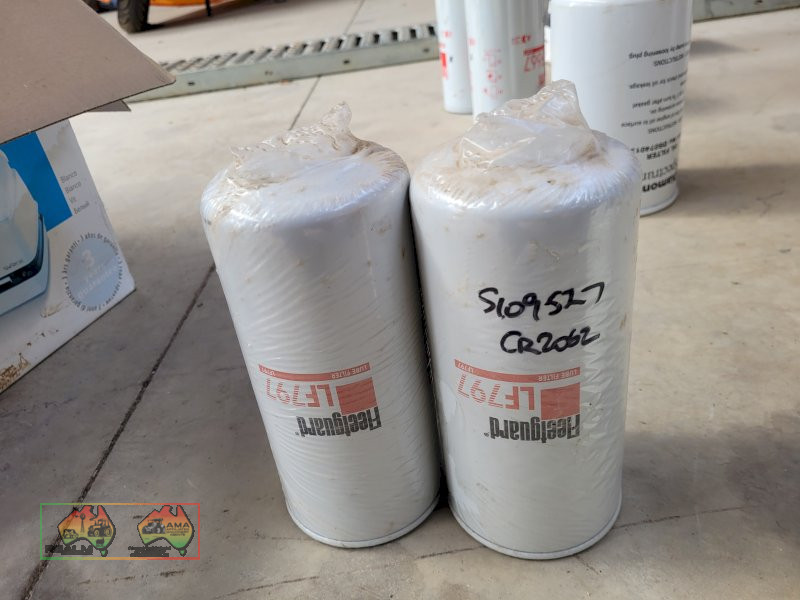 2x Fleetguard Oil Filters - LF797 - photo 1