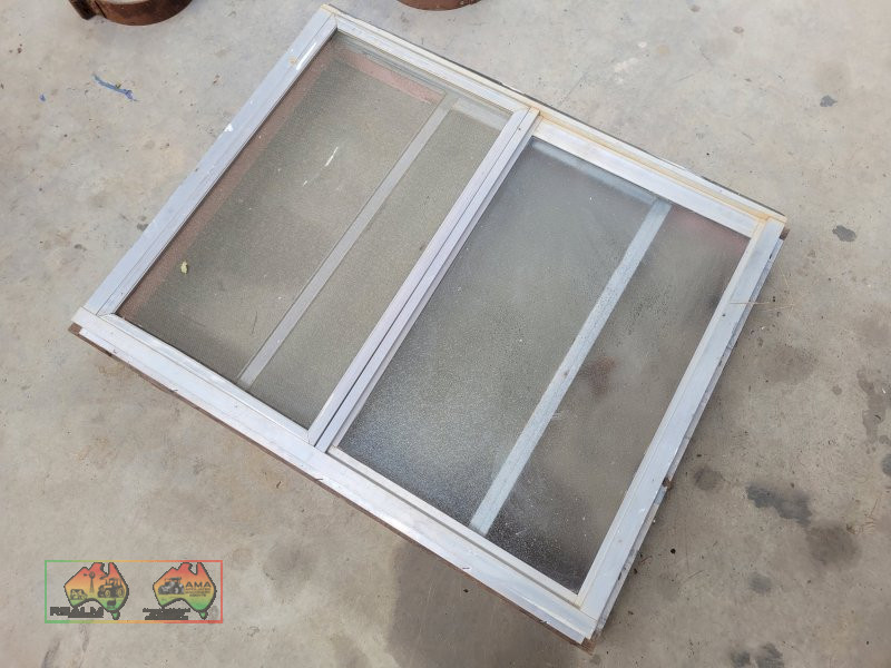 Bathroom Window Set with Flyscreen 772 x 968mm