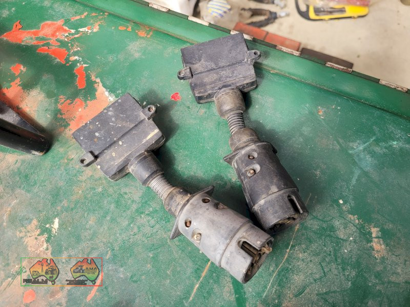 Flat to Round 7pin Trailer Adapters (x2) - photo 2
