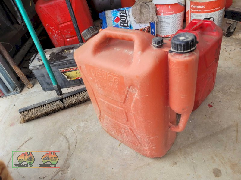2x Plastic Jerry Cans, 10L & 20L (Kyabram Vic.) - photo 4
