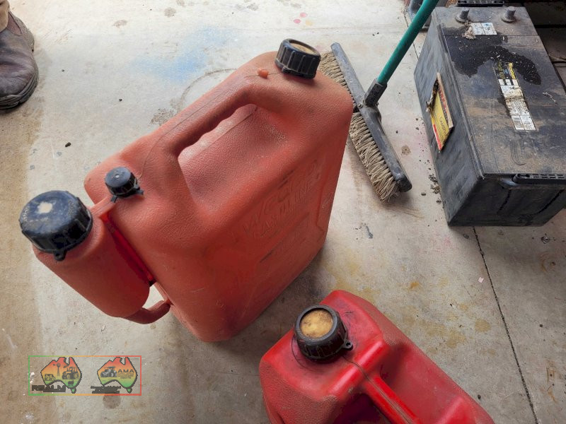 2x Plastic Jerry Cans, 10L & 20L (Kyabram Vic.) - photo 2