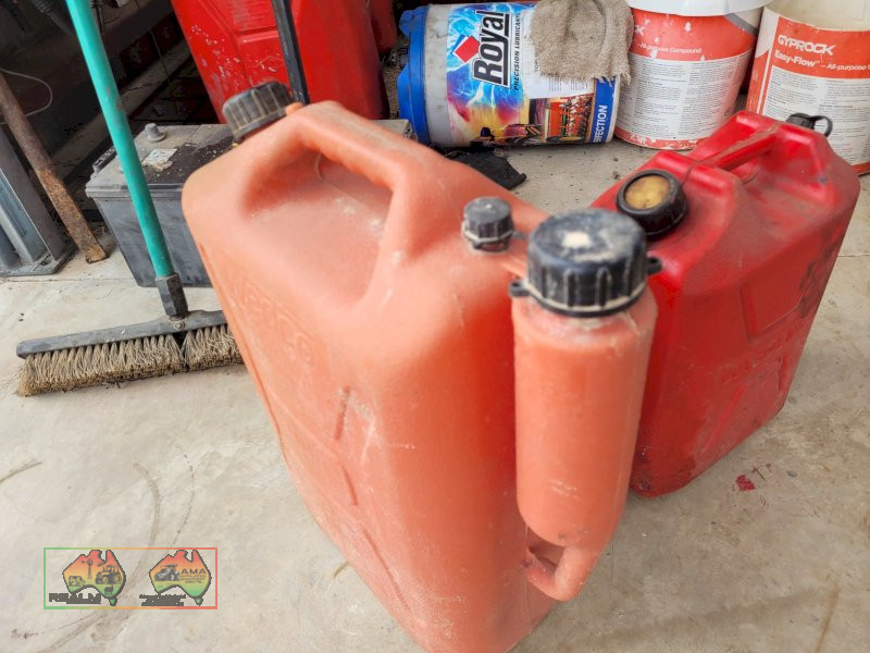 2x Plastic Jerry Cans, 10L & 20L (Kyabram Vic.) - photo 3