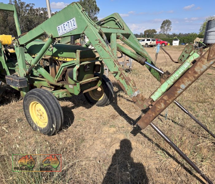 John Deere 1750 FEL Tractor - photo 3