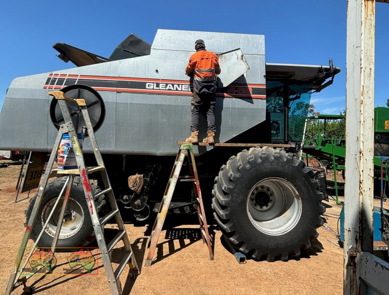 Gleaner R62 Combine Header - photo 6