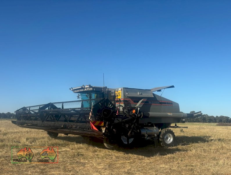 Gleaner R62 Combine Header - photo 3