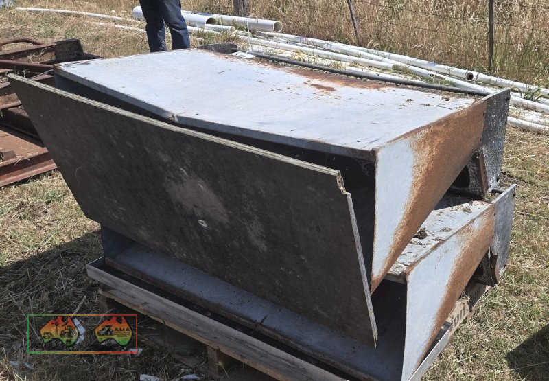 3x Sheep/Calf/Pig Feeders - photo 4