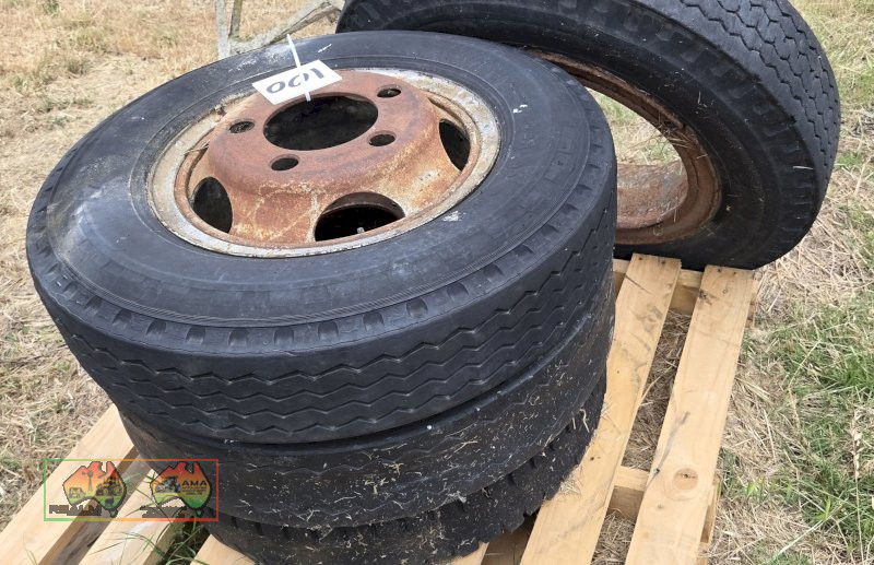 4x Truck Tyres & Rims - photo 4