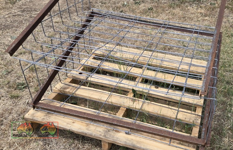 3x Fence Mounted Calf Hay Feeders - photo 3