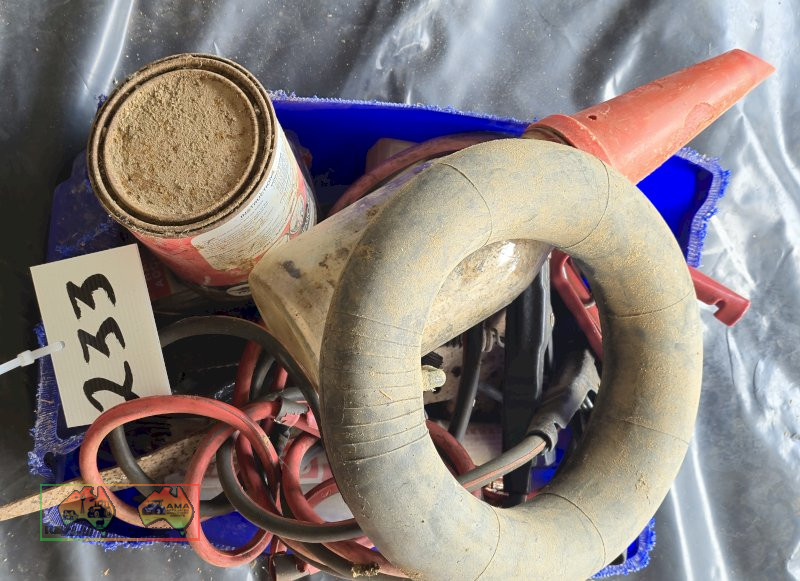 Oil Bottle & Jumper Leads - photo 3