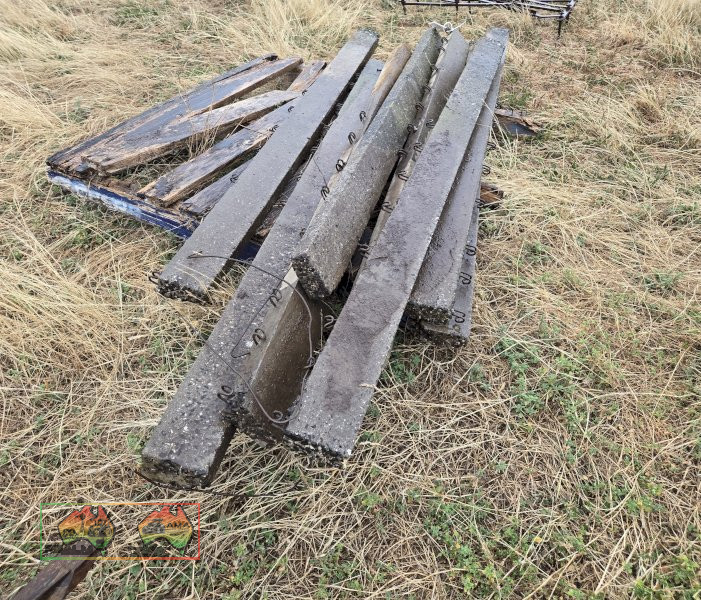 8x Concrete Fence Posts
