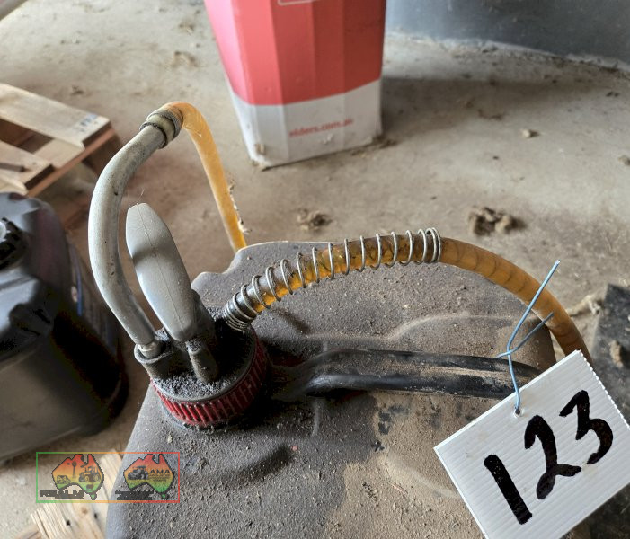 2Lt Gear Oil & Drum Pump - photo 3