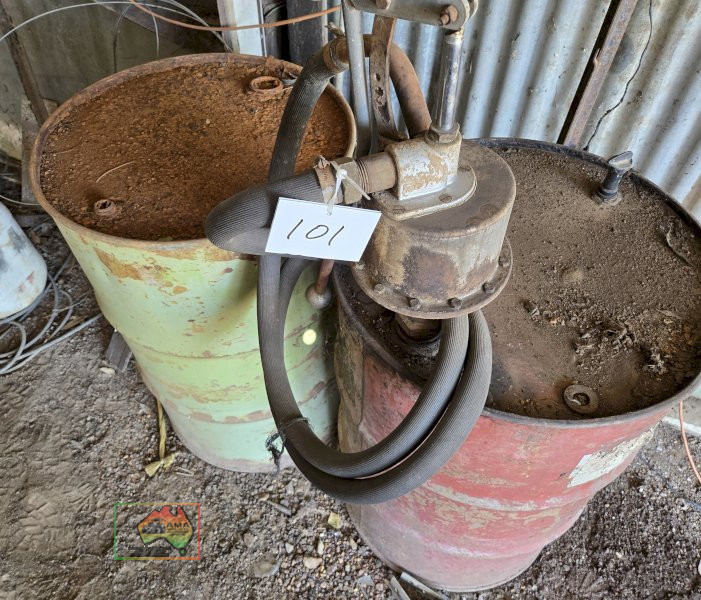 2x 44 Gallon Drums with Good Pump. - photo 3