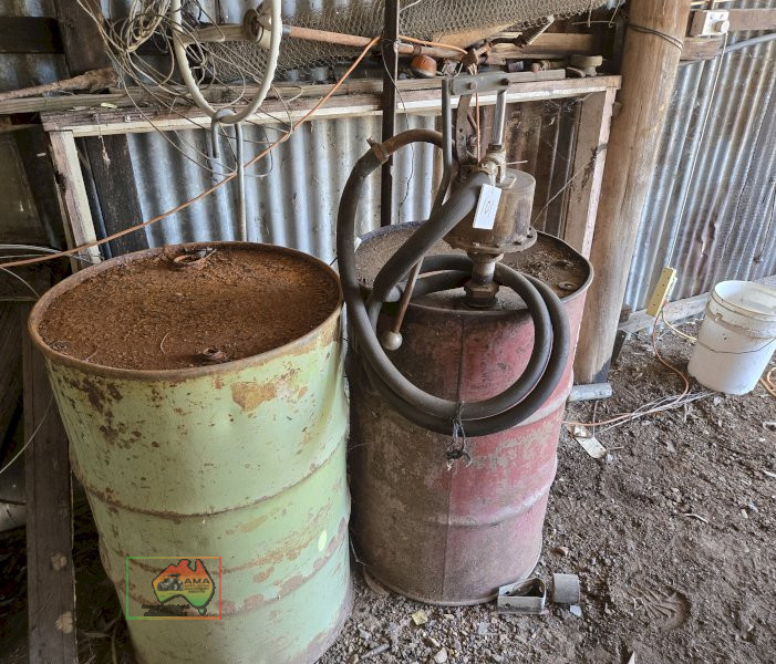 2x 44 Gallon Drums with Good Pump. - photo 2