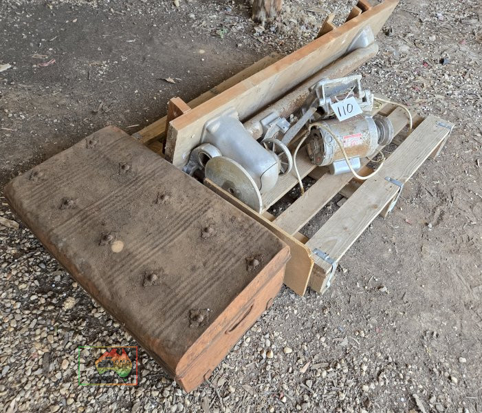 Electric Wood Lathe with Chisels & Tools. - photo 4