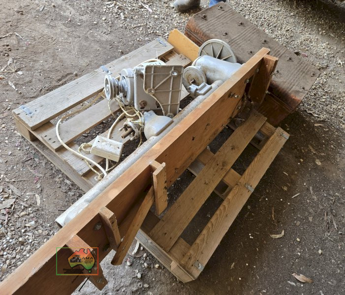 Electric Wood Lathe with Chisels & Tools. - photo 3