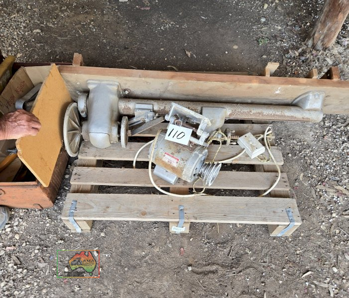 Electric Wood Lathe with Chisels & Tools. - photo 2