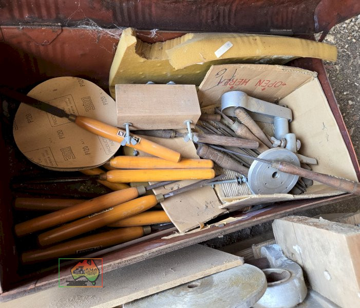 Electric Wood Lathe with Chisels & Tools. - photo 5