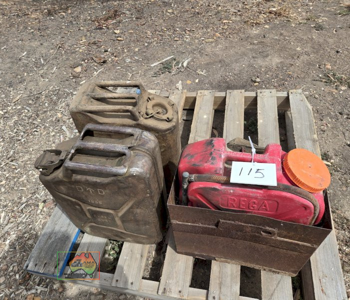 2x Jerry Cans, 1x Knapsack
