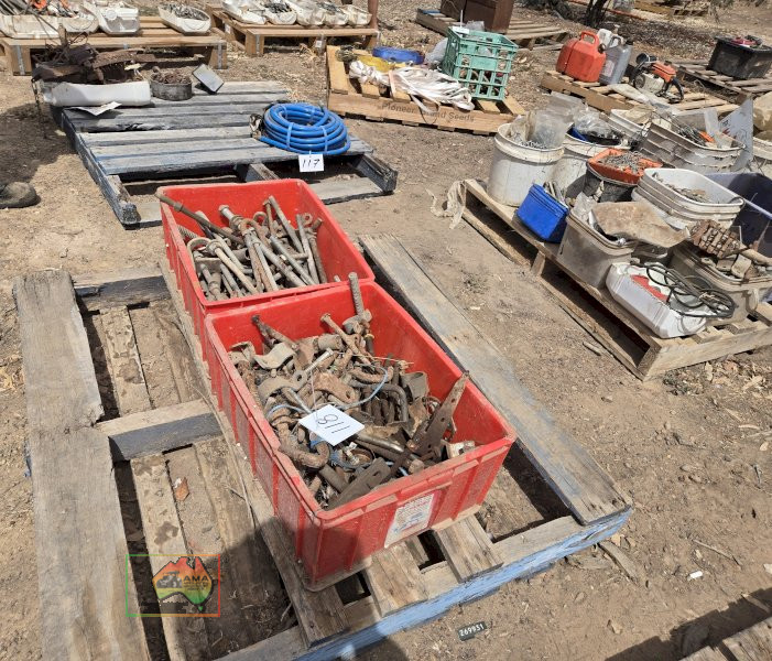 2x Red Tubs of Assorted Gate Hinges - photo 2