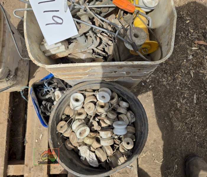 2x Buckets of Fence Insulators - photo 2