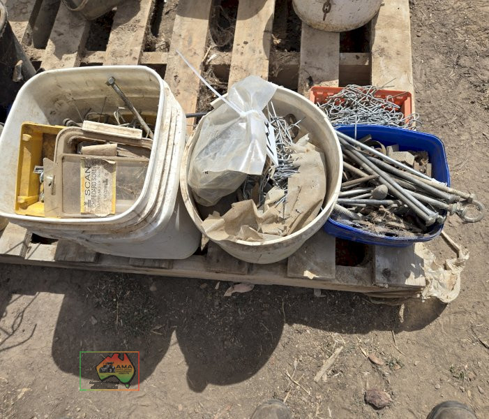 4x Containers of Assort. Fencing Equipment. - photo 2