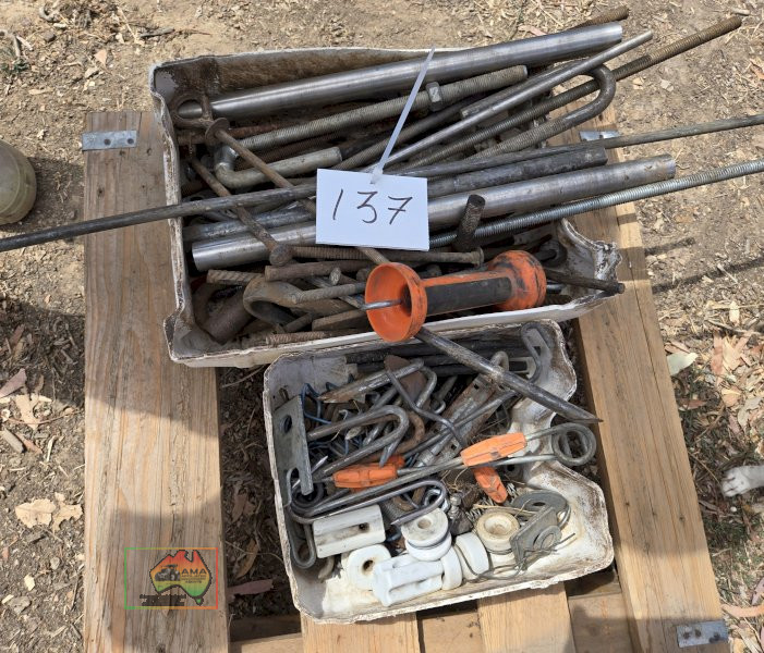 2x Tubs of Mixed Thread & Fence Insulators - photo 2