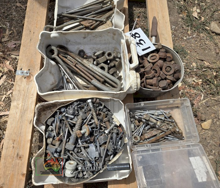 5 Tubs of Mixed Nuts & Bolts - photo 2